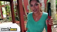 Putar Spangbros - pembantu rumah tangga latina pemalu camila encasey melepaskan patung telanjang dan mendapat figgity wiggity kacau