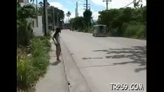 Reproducir Truelove con una personificación delgada obtiene sus agujeros listos para follar