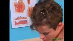 Afspelen Desoriënterende brunette missy krijgt wildernis twat prikkelen