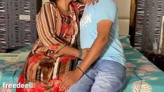 再生 Dost ki maa chod diwaxヒンディー語ポルノ