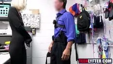 Jouer L'examinateur baise un adolescent pour s'habiller furtivement