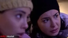 تشغيل تطويق الأطفال الحصول على maked و kitty-cat pokeed بواسطة نقش سكن الطلاب
