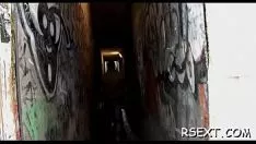 Reproduzir Hawt floozy apertado escala um desfiladeiro ostensivamente e o atormenta de forma selvagem