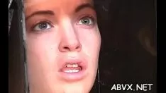 Reproduzir A feminilidade corajosa supera o sexo fortemente escravocrata em exibição de filme não profissional
