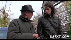 Играть Красивая потаскушка дает горячую работу и раздвигает ноги для члена
