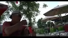 Reproduzir Companheiro lascivo empurra uma agradável vulva especial de uma boneca sexual siamesa