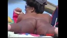 Redare Hotties neasistate urmărite în jur de o statuie nudă la fiecare care se uită cu privirea