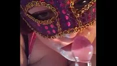 Abspielen Heiße Prinzessin gags auf Dildo