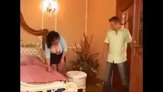 Reproduzir Feminilidade supurada e dois homens jovens