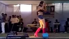 Abspielen Arkestra stolpert über den leichten, fantastischen Zeh in Bhojpuri Uttar Pradesh
