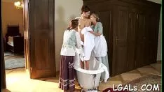 Reproduzir Garotas lésbicas esperam por você