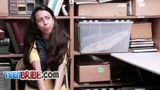 Abspielen Beobachten Sie, wie Sie die kleine missyhi-18 hd-3 zerschlagen