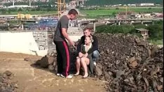 Играть Молодую блондинку-мягкую красотку трахают на публике в тройничке