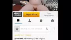 Afspelen Gehoornde bspoil komt klaar met een dildo