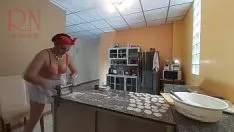 تشغيل وضع Naturist طهي ريجينا نوير في الطابق العلوي في kspoilen. تعمل الخادمة دون مساعدة زلابية. تحريف دون مساعدة. كاميرا تلفزيون تجسس. حمالة الصدر 1