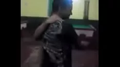 चलाएँ चैंपियंस बार में सहलाते हुए