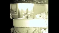 Riproduci Lei fa un salto nella telecamera spia