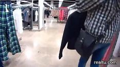 Afspelen Boeiende Tsjechoslowaakse kat werd uitgevonden in het winkelcentrum en in pov . gespoten