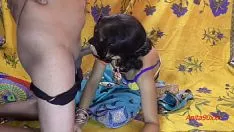 تشغيل حار bhabhi في اللى الهندي وامتص ined لها ساشاي الحقيقي الساخنة
