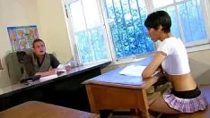 Reproduzir O novo professor deseja foder o jovem erudito na bunda