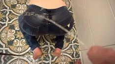 चलाएँ अनिवार्य पेशाब में dungarees सफल वह पेशाब पर मेरे गधे