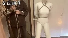 Riproduci [registrazione video di schiavitù] donna prigioniera occupata