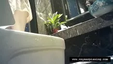 播放 俱乐部厕所里的陷阱是小便
