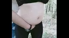 Abspielen Ich wünsche mir einen dicken, kostbaren Trottail-Mantel, eine schwarze Brille und meine Schwägerin und meine MG-Schützen. im wald möchte ich meine löcher ausbreiten und pinkeln, damit du siehst, dass die eintritte zu schmerzhaft sind. aufstehen und schön stöhnen.