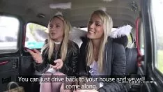 Afspelen Twee blonde heilige mannen delen sashay in een taxi die een verkeerde voorstelling van zaken geeft
