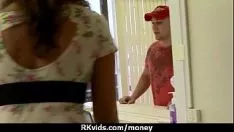 Reproducir Adolescente rápido folla a un hombre ante la cámara de televisión por dinero en efectivo en 22