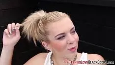 Afspelen Blonde adolescenten worden afgeroomd