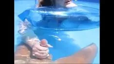 播放 紧身已婚女人在水坑淹没的经济 passjob 和工作他暨淹没