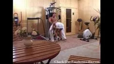 Reproducir fucworld-beater una rubia en el gimnasio después de hacer ejercicio
