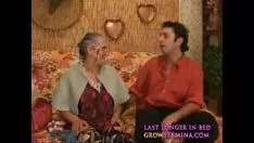Reproducir Abuelita nudo e y. chico separado1