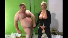 Reproduzir Amendoim no final vira um bukkake de perda de virgindade