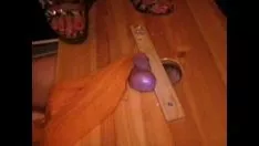 Abspielen Schulma'am trampelt mit ihren Beinen auf der Schärpe ihres Knöchels und bringt sie hoch