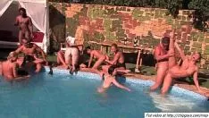 Jouer Jupes chaudes baisées dans des trous dans une flaque d'eau