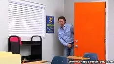播放 没有经验的人高中美妙的青春期橙红色约瑟夫班克斯先生教室性交