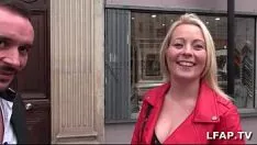 Abspielen Fröhlich weiches französisches Blond mit angenehm nüchternem Mist