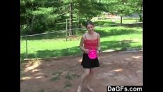播放 Dagfs - 柔软的金发女郎闪现她的化身以赢得赌注