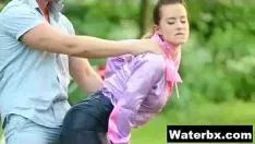 Riproduci Ragazza rovente piscia da sola senza assistenza