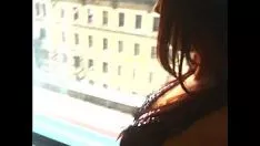 Abspielen Nyli öffnet im Sommer vor all ihren Fans in New York eine Fensterscheibe.