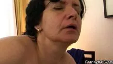 Jouer Il joue à la place des vacanciers de grand-mère et la fouette