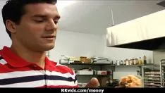 Odtwórz Nastolatka bez pomocy publicznie i pieprzy się, by zapłacić 24