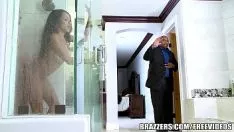 Afspelen Brallyers - Anya Ivy wordt onder de douche geneukt