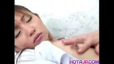 Jouer Hitomi a une vis aux cheveux lisses vaincue et baisée