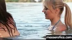 Riproduci La calda signorina dà alle sue grandi tette una tribade e un climax 12