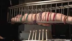 Afspelen Cage ind amerikaanse fetisj simuleert Karolingische stuwkracht in hete wax bdsm en achtergestelde tribade