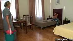 Abspielen Das eitrige Dienstmädchen beschäftigt sein Kätzchen mit Sashay
