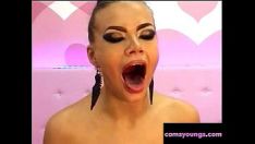 Jouer Rap gode océanique abysspharynxing une jupe chaude dtd release porno